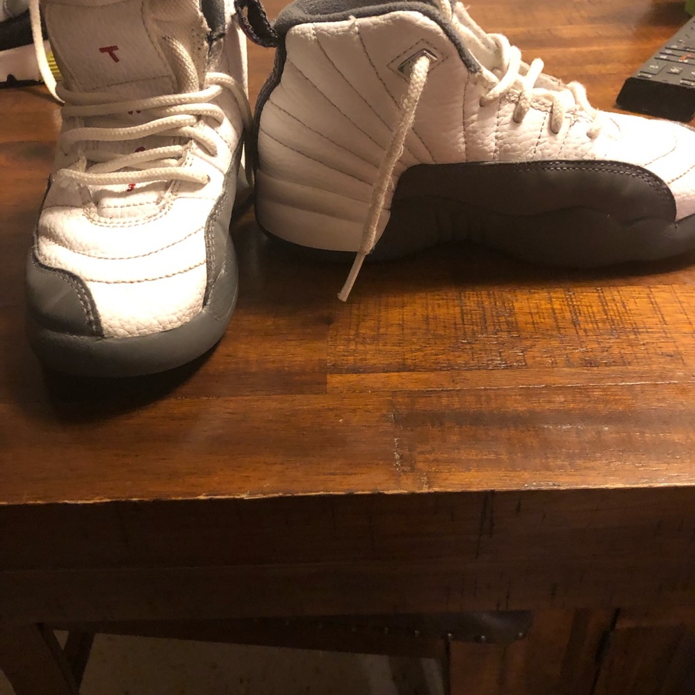 Tennis shoes